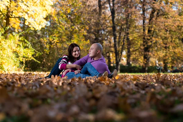 Parktaki güzel çift — Stok fotoğraf