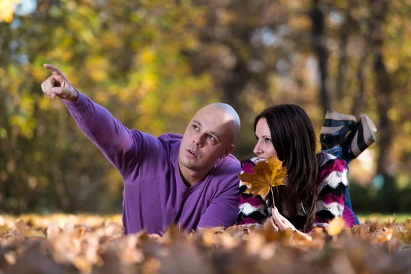 Alegre hombre mostrando algo con dedo — Foto de Stock