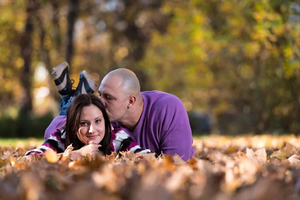 Junges verliebtes Paar — Stockfoto