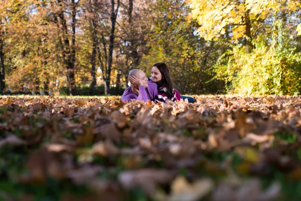 Paar vergadering samen in de bossen buiten in de herfst — Stockfoto