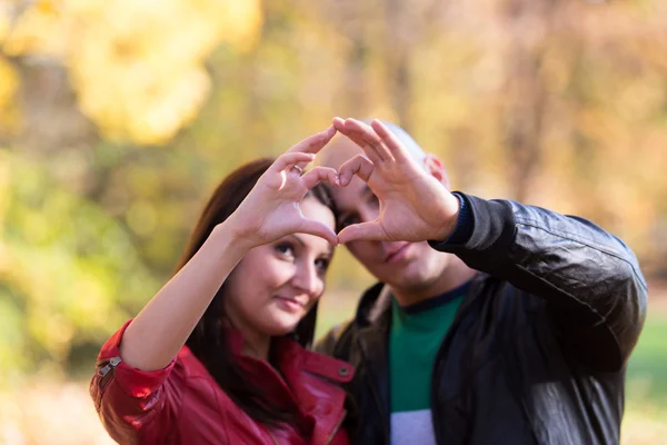 Manos formando forma de corazón — Foto de Stock