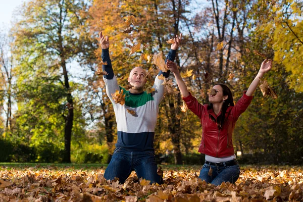 Ungt par i höstparken — Stockfoto