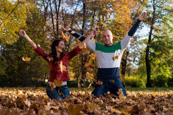 Jong stel in herfstpark — Stockfoto