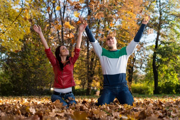 Couple Playing In The Leaves — Stock Photo, Image