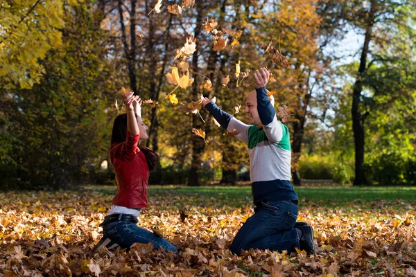 Couple Throwing Leaves In The Air — Stock Photo, Image