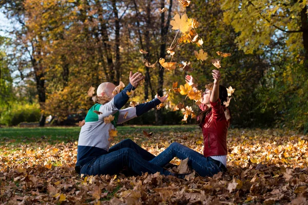 Pareja jugando en las hojas —  Fotos de Stock