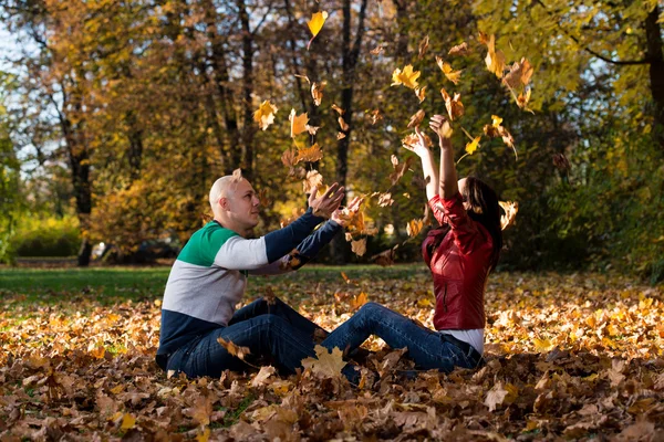 Mooie lachende paar spelen in het park — Stockfoto
