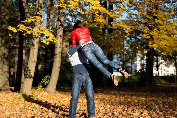 Homem girando sua namorada — Fotografia de Stock