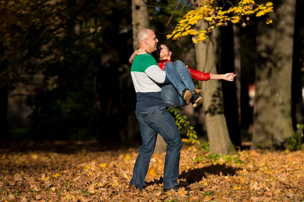 Homme tournant sa petite amie — Photo