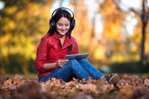 Chica escuchando música en el sol de otoño —  Fotos de Stock