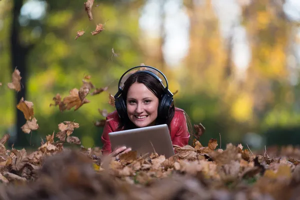 Ung kvinna lyssna på musik i naturen — Stockfoto