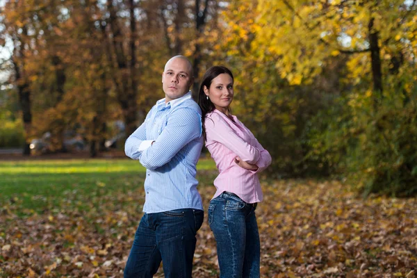 Joyeux jeune couple avec les bras croisés — Photo