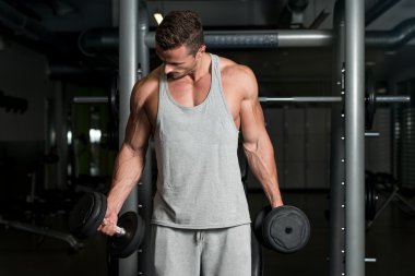 adam kaldırma halter salonunda