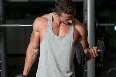 kaslı adam pazı spor salonunda egzersiz