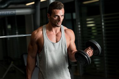 kaslı adam pazı spor salonunda egzersiz