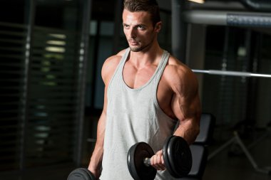 adam kaldırma halter salonunda