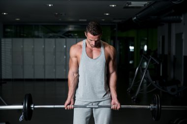 genç erkekler ağır halter egzersiz yapıyor