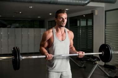 Erkekler pazı ile Halter egzersiz jimnastik salonu