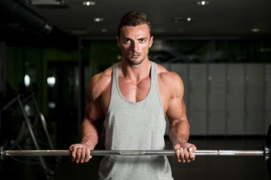 genç erkekler ağır halter egzersiz yapıyor