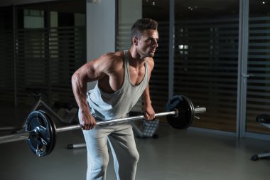 barbell ile tekrar için egzersiz yapan erkek