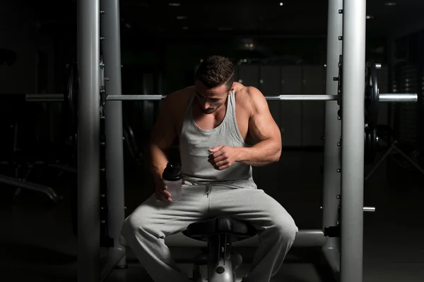 Hombre beber agua después del ejercicio — Foto de Stock