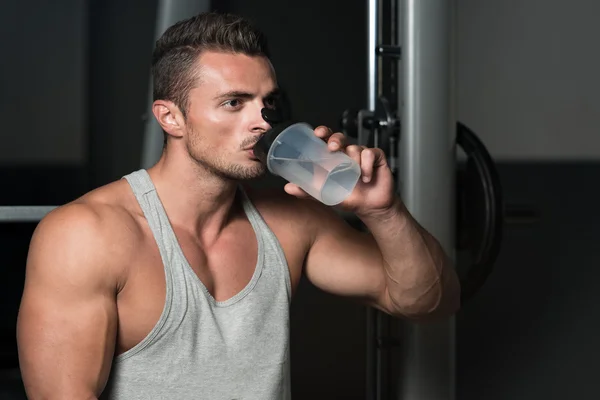 Homme eau potable après l'exercice — Photo