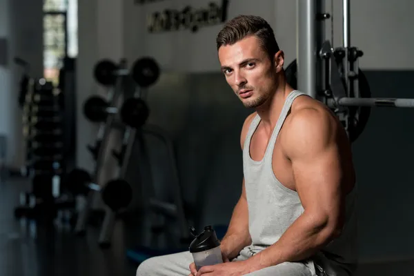 Young Muscular Caucasian Man Resting At The Bench — Stock Photo, Image
