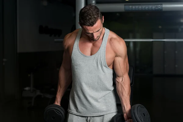 Homem Muscular Jovem Levantando Pesos — Fotografia de Stock