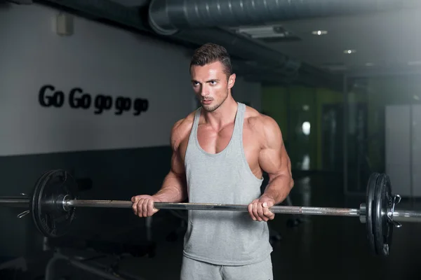 Les hommes dans la salle de gym faisant de l'exercice Biceps avec Barbell — Photo