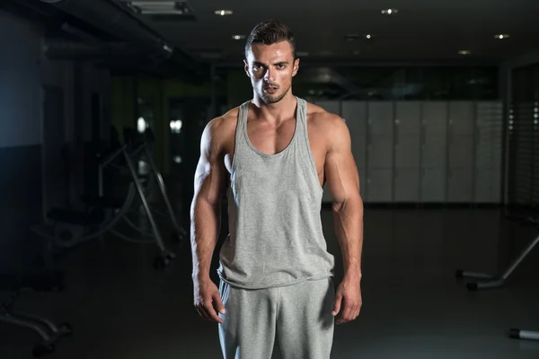Ritratto di un giovane uomo caucasico muscoloso in forma sportiva — Foto Stock