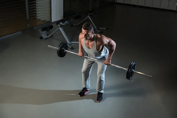 Homem fazendo exercício para as costas com Barbell — Fotografia de Stock