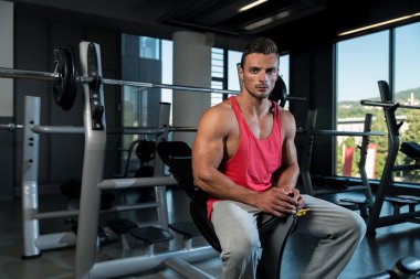 spor salonunda memnun adam