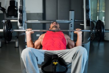 halterci benchpress üzerinde