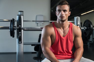 spor salonunda memnun adam