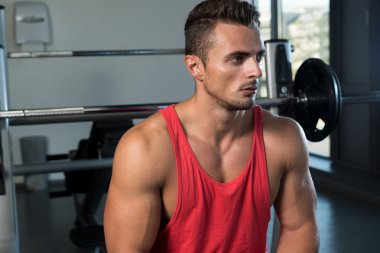 erkek spor salonunda egzersiz sonra dinlenme