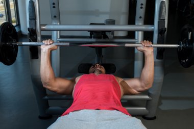 Spor salonunda çalışan adam.