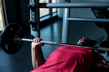 Spor salonunda çalışan adam.
