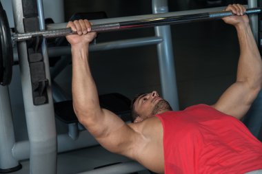 Spor salonunda çalışan adam.