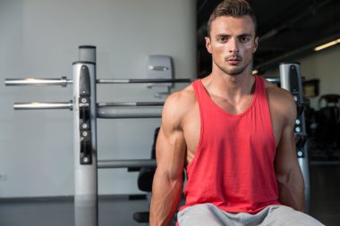 Erkekler pazı dumbbells ile egzersiz jimnastik salonu