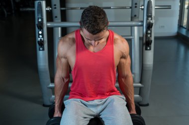 genç erkekler ağır dumbbell egzersiz yapıyor