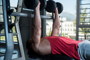 dumbell ile çalışma dışarı erkekler