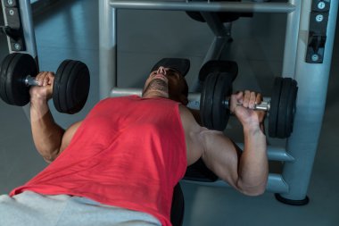Göğüs egzersiz dumbbells ile