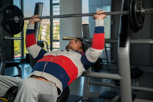 Inspanning van de bench press — Stockfoto