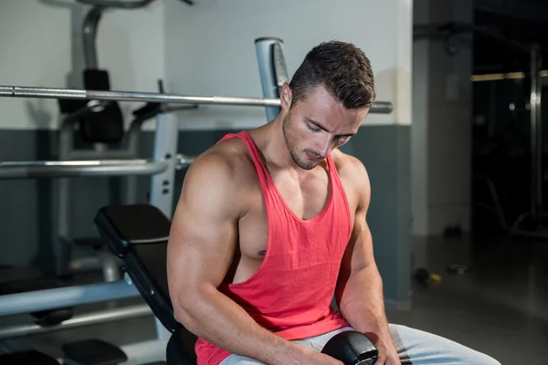 Young Muscular Caucasian Man Resting At The Bench — Stock Photo, Image