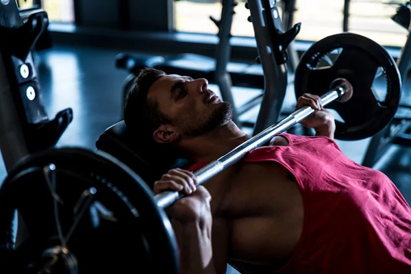 Tyngdlyftare på benchpress — Stockfoto