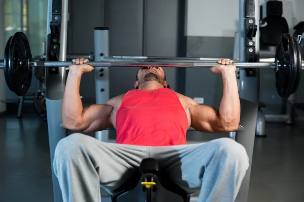 Bänkpress på gym — Stockfoto