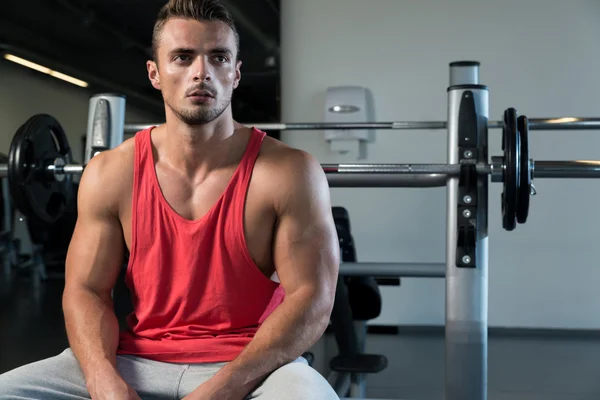 Sportig man vilar i ett gym — Stockfoto