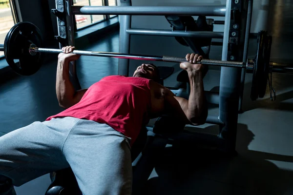 Inspanning van de bench press — Stockfoto