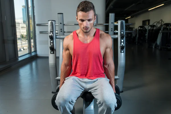 Jonge mannen doen zware halter oefening — Stockfoto