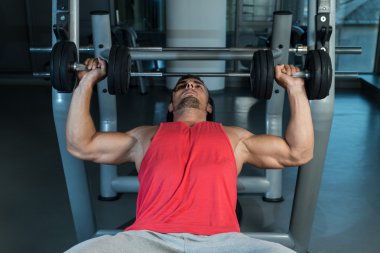 adam dumbbell presler gerçekleştirme
